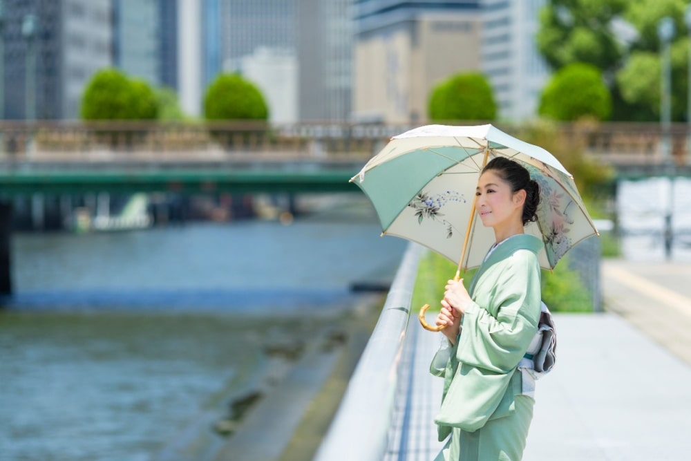 夏のフォーマルにふさわしい和装とは？絽・紗の選び方と小物の整え方
